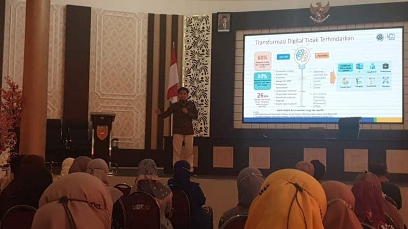 Dosen UM Diundang SMKN 2 Malang untuk Berikan Materi Implementasi Platform Teknologi Learning Management System Kepada Guru
