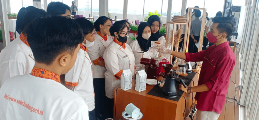 Latte Art, Manual Brew Coffee dan Shakerato di the Sky Rooftop Rayz UMM Hotel Malang dalam Rangka Guru Tamu Program Keahlian Perhotelan SMK Negeri 2 Malang