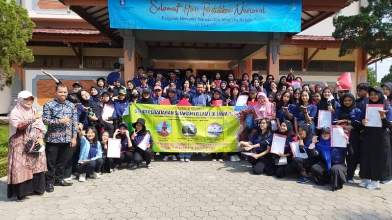 Belajar Membangun Peradaban Masa Depan, Siswa Kelas X Mengikuti Outing Class Ke Situs Trowulan, Makam Fatimah Binti Maimun dan Makam Sunan Ampel