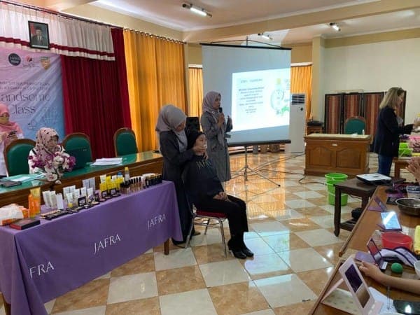 Peningkatan Kompetensi Personal Grooming Program Keahlian Perhotelan Melalui Kegiatan Guru Tamu Dari PT. Jafra Cosmetic Indonesia