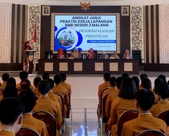 Melalui Angkat Janji PKL Siswa Kompetensi Keahlian Perhotelan SMK Negeri 2 Malang Bersiap Menghadapi Dunia Kerja