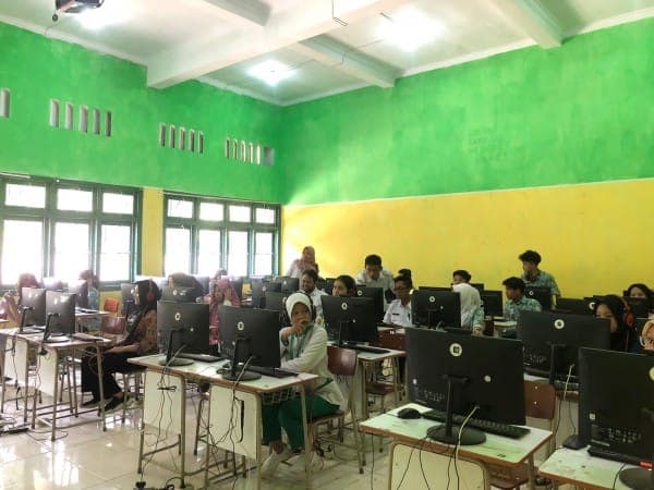 Tingkatkan Kompetensi Siswa Dalam Berbahasa Inggris: SMK Negeri 2 Malang Gelar Tes TOEIC Berbasis Komputer