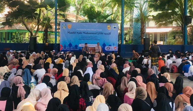 Meneladani Akhlak Rasulullah SAW, SMK Negeri 2 Malang Memperingati Maulid Nabi Muhammad SAW 1445 H