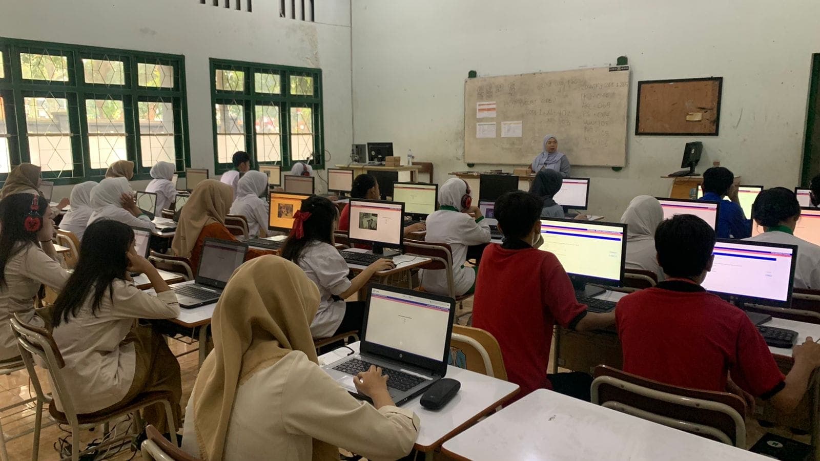 PENINGKATAN KOMPETENSI BAHASA INGGRIS MELALUI SERTIFIKASI INTERNASIONAL TOEIC