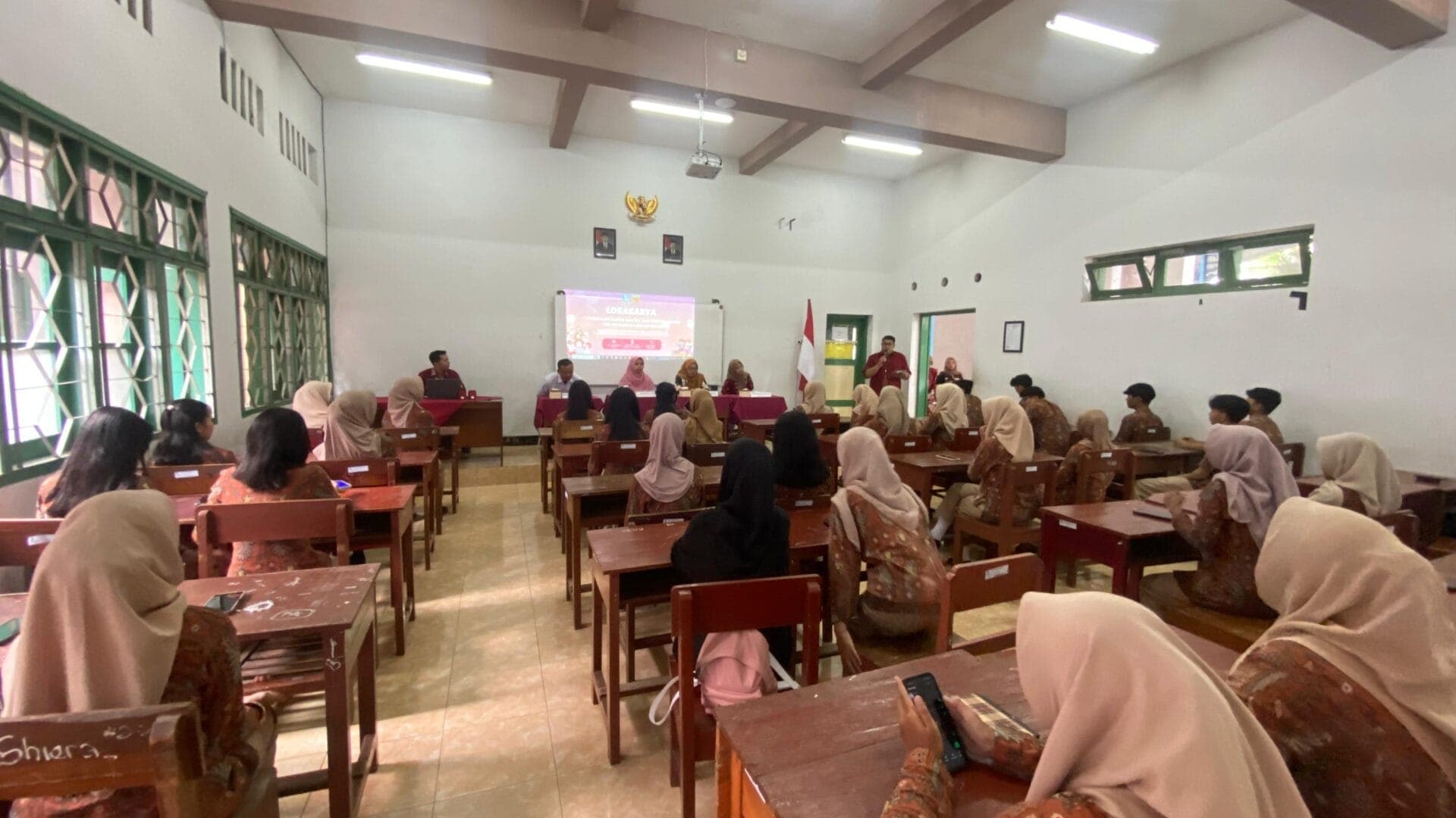 Peringatan Bulan Bahasa, MGMPS Bahasa Indonesia SMKN 2 Malang Gelar Lokakarya Menulis Sastra dan Vlog Perpustakaan