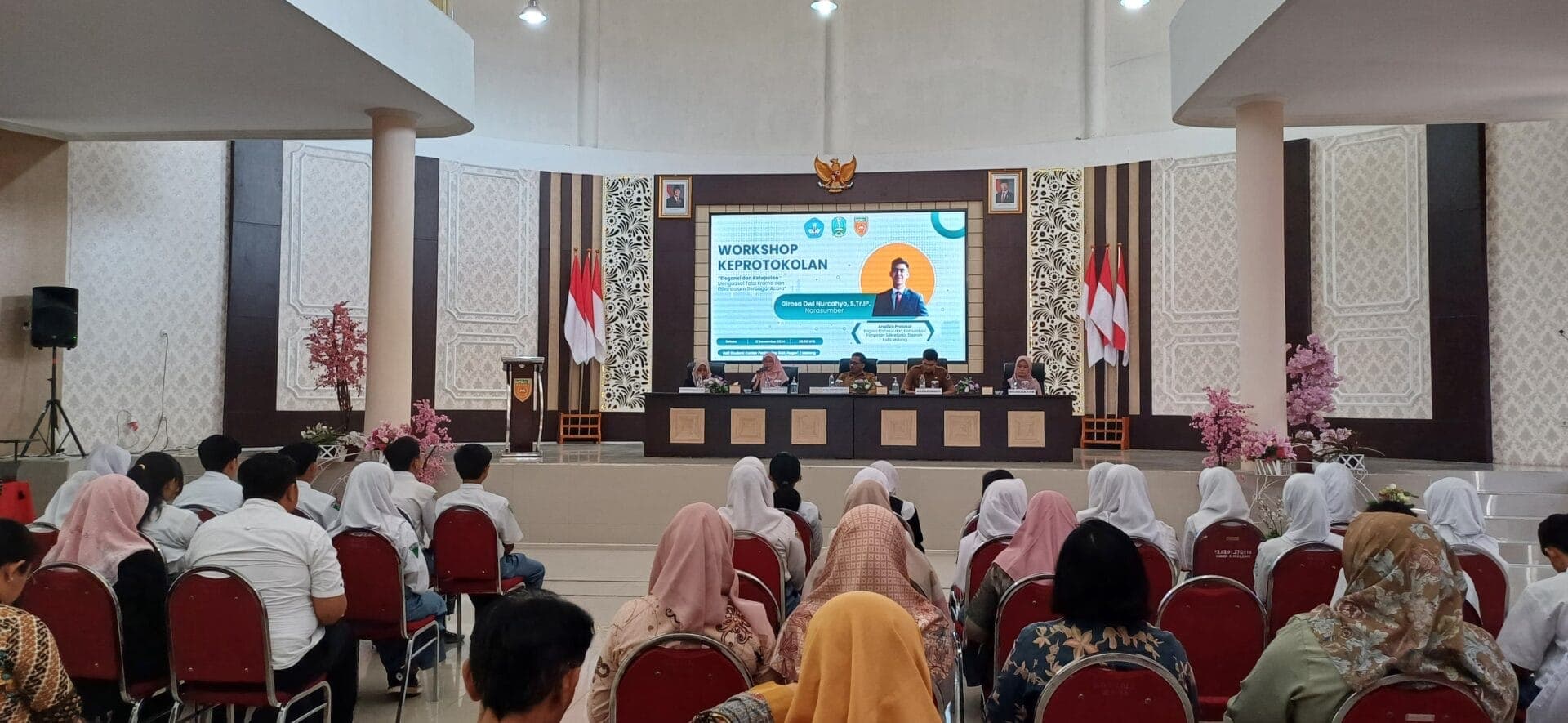 Tingkatkan Pelayanan Prima pada Masyarakat, SMKN 2 Malang Bekali GTK dan Peserta Didik Ilmu Keprotokoleran