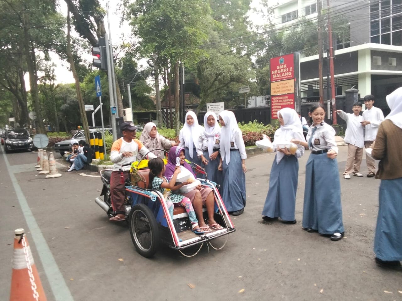 Semarak Ramadan 1446 Hijriah SMKN 2 Malang: Berbagi Takjil untuk Sesama
