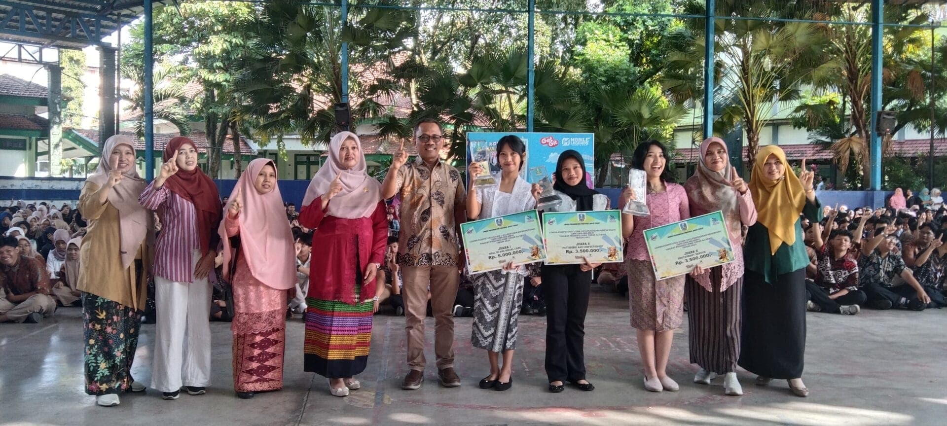 Hardiknas, 3 Juara LKS Ke-XXXIII Prov. Jatim Haturkan Piala Lomba Pada Kepala SMKN 2 Malang