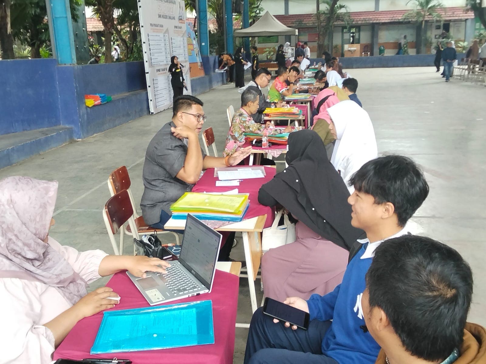 DAFTAR ULANG TAHAP IV JALUR NILAI PRESTASI AKADEMIK DI SMKN 2 MALANG BERLANGSUNG TERTIB DAN LANCAR