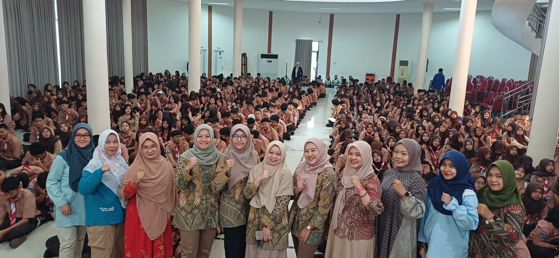 SINERGI FAKULTAS KEDOKTERAN UM & SMKN 2 MALANG: MEMBENTUK PELAJAR BERDAYA SAING TINGGI DENGAN KESEHATAN PRIMA, ETIKA TERJAGA, DAN LITERASI DIGITAL ANDAL