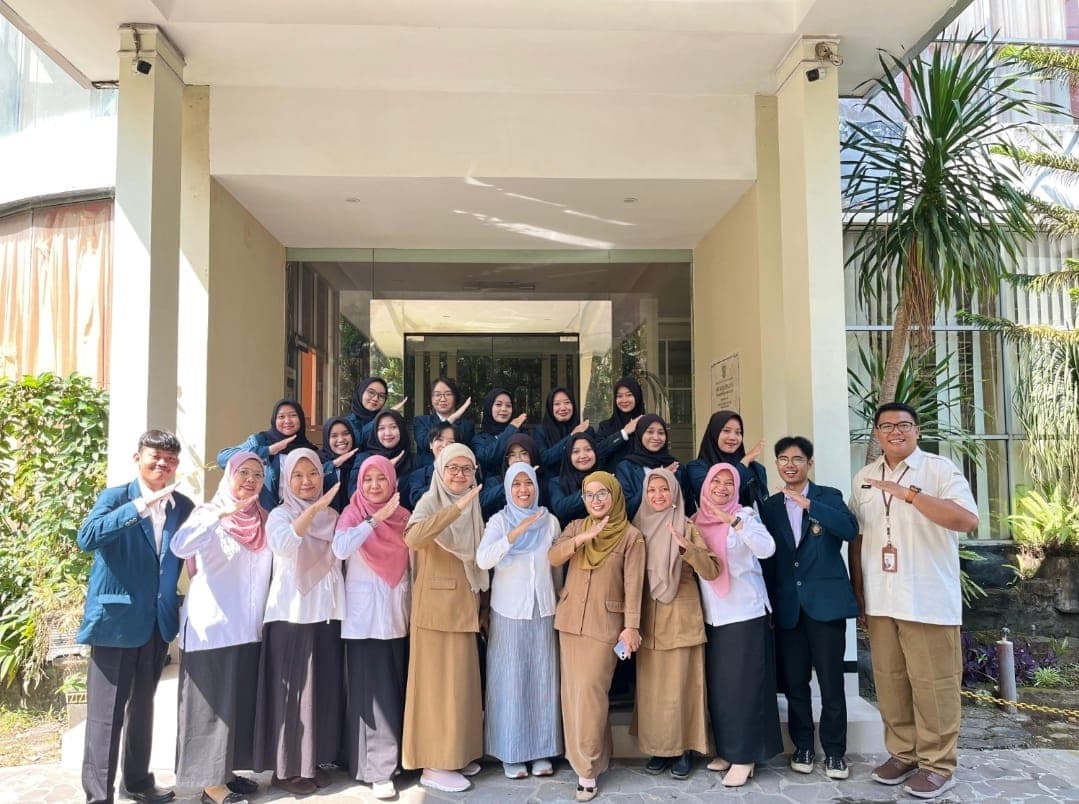 Semangat Pendidik Muda: Mahasiswa P4 FIB UB Siap Berkontribusi
di SMK Negeri 2 Malang