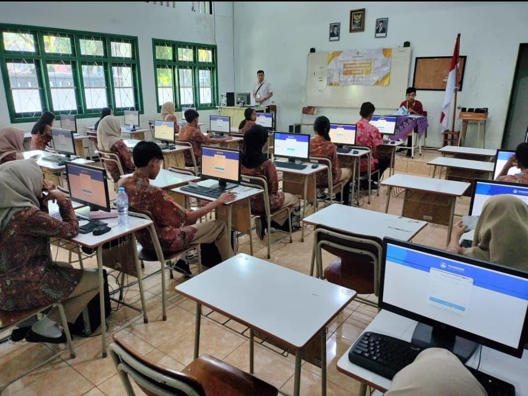 Peserta Didik SMKN 2 Malang Ikuti ANBK Tahun 2025 dengan Antusias