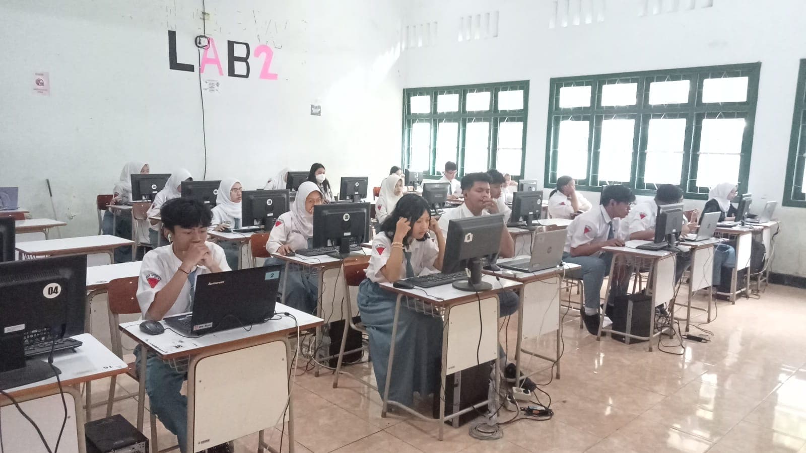 “Dari VIERA ke TOEIC, SMKN 2 Malang Siap Hadapi Tantangan Dunia Kerja”