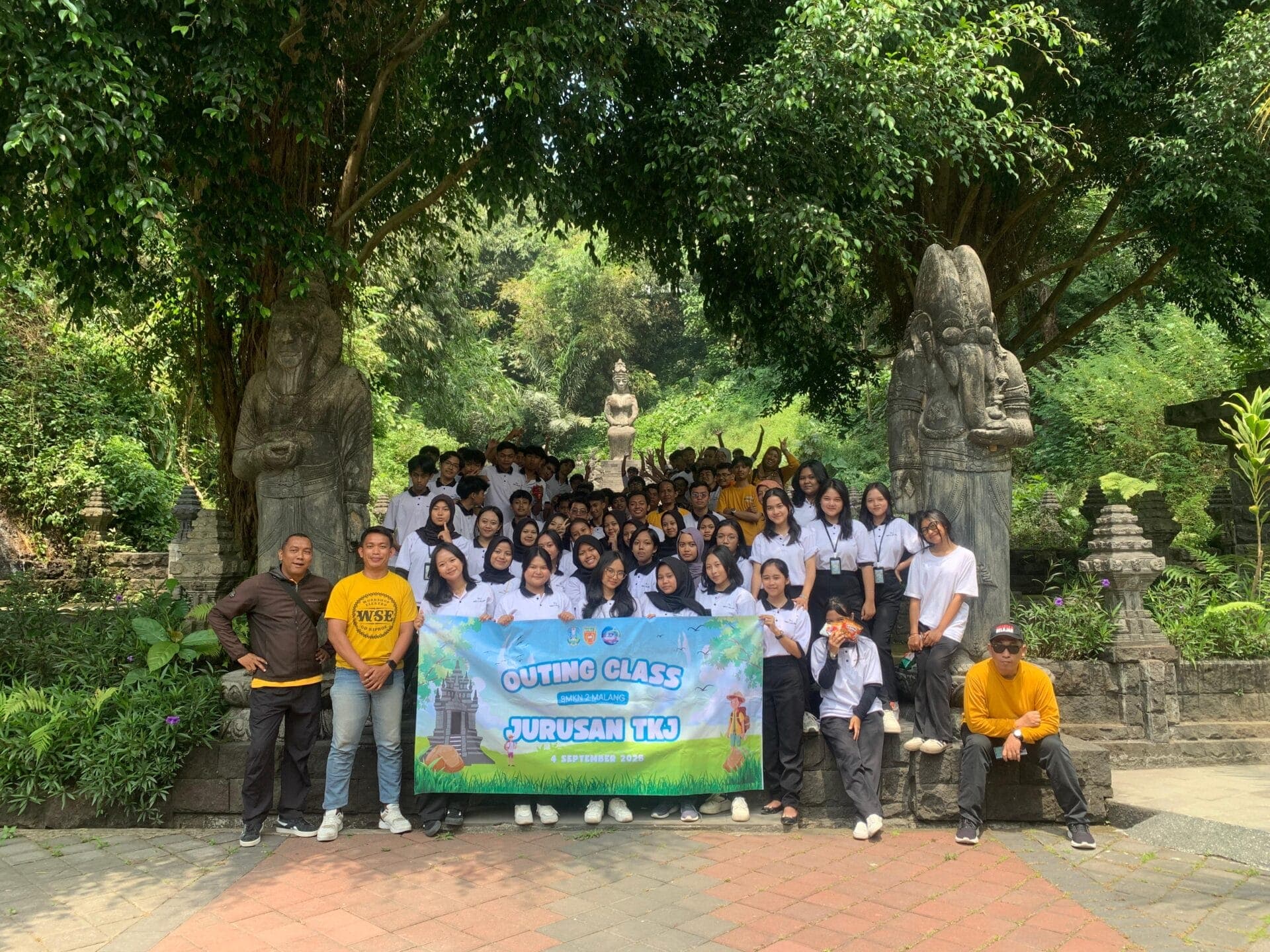 Pengalaman Outing Class yang Tak Terlupakan: Siswa TKJ SMKN 2 Malang Pererat Kekompakan di Lembah Tumpang